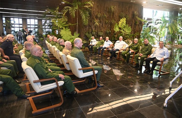 🇨🇺Por la Patria, la Revolución y el Socialismo, vamos a vencer

“Cuando uno ve la dignidad, la convicción, la decisión y el coraje (de ustedes), uno está convencido de que, por la Patria, la Revolución y el Socialismo, siempre vamos a vencer”, expresó el Presidente del país