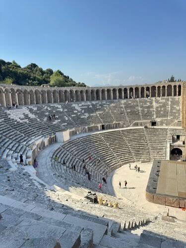 deepsilence07's tweet image. Tam burda elinde buz gibi birayla kimin konserinde olmak isterdin ?  
#mabelmatiz  diyorum