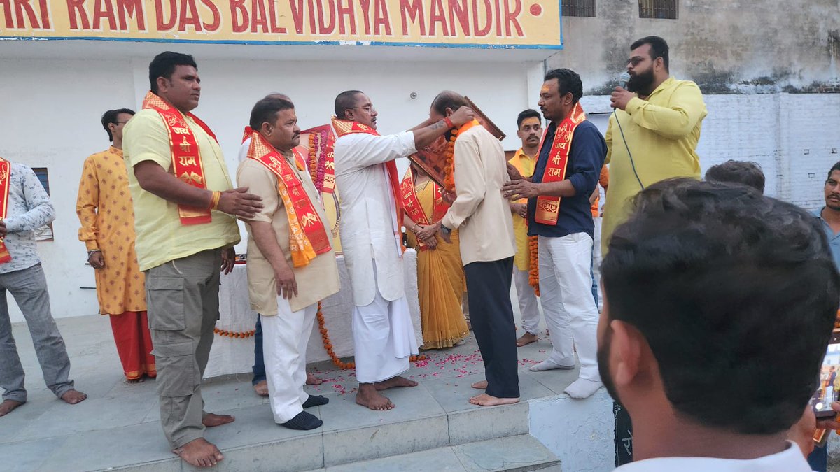 merohittsaxena's tweet image. I, Me &amp;amp; Myself #Country #1st...

 युवा नेता एवं भावी जनप्रतिनिधी अनुज श्री Prakhar Tiwari जी एवं शिवाला की क्षेत्रिय जनता द्वारा आयोजित भगवान श्री परशुराम जी के जन्मोत्सव  कार्यक्रम मे उपस्थित हो गणमान्य आतिथियो को सम्मानित कर , प्रभु की आरती का सौभाग्य प्राप्त किया ...