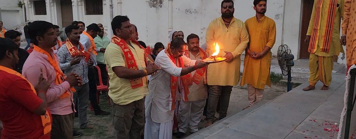 merohittsaxena's tweet image. I, Me &amp;amp; Myself #Country #1st...

 युवा नेता एवं भावी जनप्रतिनिधी अनुज श्री Prakhar Tiwari जी एवं शिवाला की क्षेत्रिय जनता द्वारा आयोजित भगवान श्री परशुराम जी के जन्मोत्सव  कार्यक्रम मे उपस्थित हो गणमान्य आतिथियो को सम्मानित कर , प्रभु की आरती का सौभाग्य प्राप्त किया ...