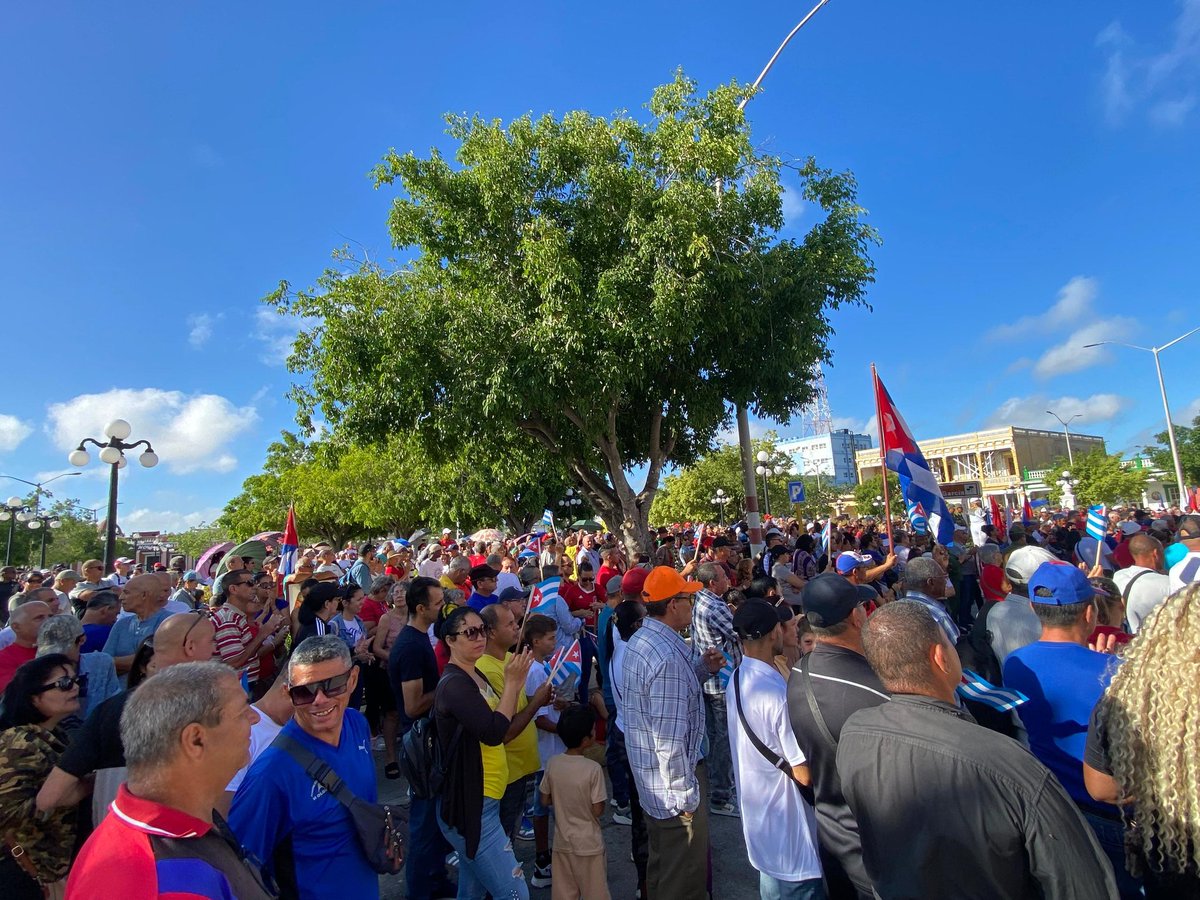 No es solo un papel, es el alma de una nación. De punta a punta, #Cuba se levanta hoy 19 de abril para decir: ¡Aquí estamos! 🇨🇺 En #Holguín, la respuesta es contundente. La lealtad no tiene precio.
​#MiFirmaPorLaPatria #UnidadCubana #GirónEsHoy #HonorHolguinero