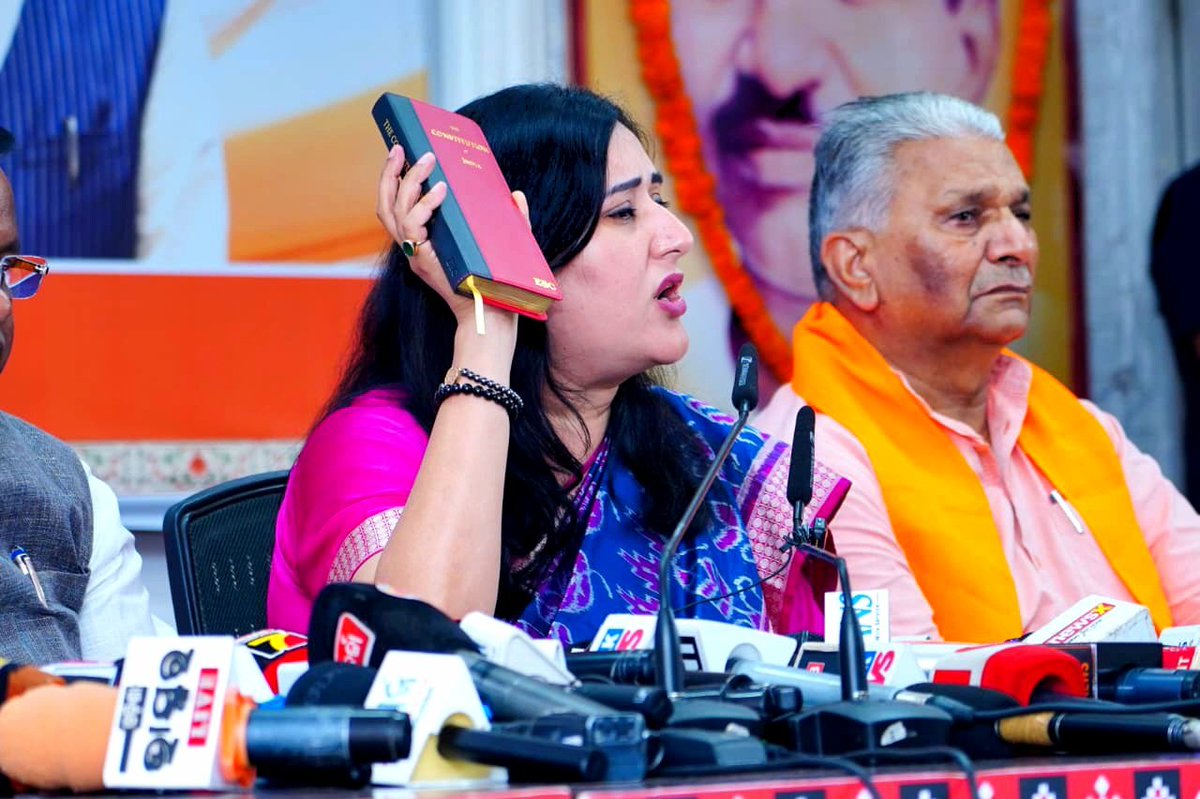BansuriSwaraj's tweet photo. भुवनेश्वर में नारी शक्ति वंदन के विषय पर आयोजित प्रेस वार्ता में सहभागिता की, जहाँ महिलाओं के अधिकारों और सम्मान से जुड़े इस महत्वपूर्ण विषय पर विस्तार से अपने विचार रखे।

माननीय मुख्यमंत्री @MohanMOdisha जी, राज्य अध्यक्ष एवं राज्यसभा सांसद @samalmanmohan7 जी, उपमुख्यमंत्री श्री K. V. सिंहदेव जी तथा उपमुख्यमंत्री श्रीमती प्रवती परिदा जी सहित वरिष्ठ नेतृत्व की गरिमामयी उपस्थिति में यह संवाद और अधिक सार्थक बना।

इस अवसर पर कांग्रेस और अन्य विपक्षी दलों के महिला विरोधी रुख को स्पष्ट रूप से उजागर किया गया। एक ओर वे महिलाओं के अधिकारों की बात करते हैं, वहीं दूसरी ओर नारी शक्ति वंदन जैसे ऐतिहासिक कदम का विरोध कर उनकी दोहरी मानसिकता सामने आती है।

आज देश की नारी अपने अधिकारों के लिए जागरूक है, और यह संघर्ष अब रुकने वाला नहीं है। यह आवाज संसद से लेकर समाज के हर कोने तक गूंजेगी और अपने अधिकार लेकर ही रहेगी।
#NariShakti #WomenReservation #BJP4India #Bhubaneswar
@BJP4India @BJP4Delhi @BJP4Odisha