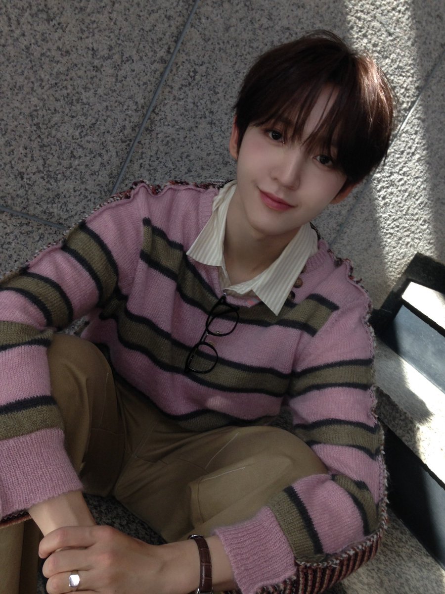 dhee_70313's tweet photo. 나 근데 진짜 태어나서 핑크 이렇게 잘 어울리는 남자 처음 보는듯 https://t.co/nbZbDoHLyo