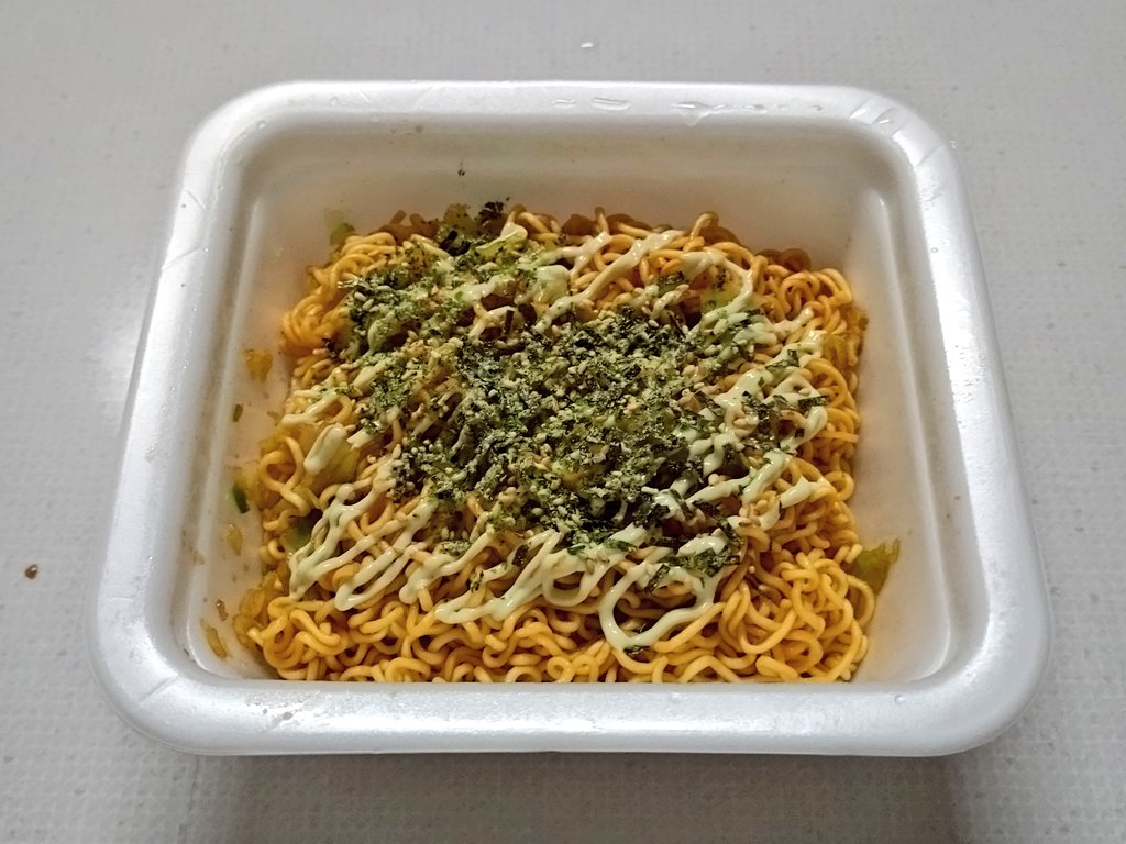 本日のお夜食、一平ちゃんわさびマヨ醤油味。約１年ぶりに食べてみました。去年の感想はわさびの風味を強く感じツーンと感は抑えられて誰でも食べられる印象だったようですが、今年のはめっちゃツーンと来ます、わさび大好きマンの中西さん歓喜。掻き込み方は注意しましょう。美味しゅうございました