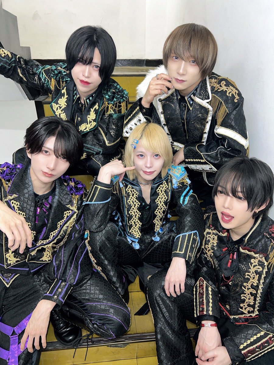 UNWHITE official tweet media