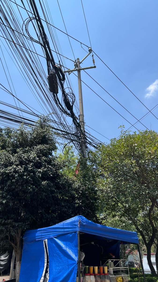 pilfernandez's tweet image. ‼️‼️‼️Dia 20‼️‼️‼️ 

 CONTANDO LA INEPTITUD @ClaraBrugadaM @Ceci_vadillo @GustavoGarciaMH de @mauriciotabe @cesar_m_garrido PONGAN ORDEN A #telmex #izzy y todas estas compañías IRRESPONSABLES @carlosslim @RicardoBSalinas 

EL PROBLEMA DEL CABLEADO esta por toda la @AlcaldiaMHmx .