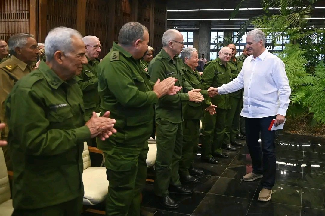 🇨🇺| Sostiene Presidente de la República, <a href="/DiazCanelB/">Miguel Díaz-Canel Bermúdez</a>  , nuevo encuentro con jóvenes y veteranos miembros de la Asociación de Combatientes de la Revolución Cubana.

"Por la Patria, la Revolución y el Socialismo, siempre vamos a vencer”, les dijo.