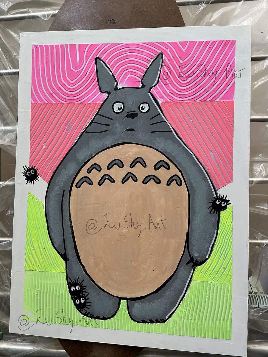 EuShyArt's tweet image. Testei umas texturas neon aqui… e sem querer criei um Totoro que só funciona direito no escuro 😂✨
Era pra ser só um experimento, virou presente pra minha filha (que é fã) 💜
Conclusão: agora quero fazer TUDO em luz negra
Se ela curtir = obra-prima ✔️
#totoro #neonart #artautor