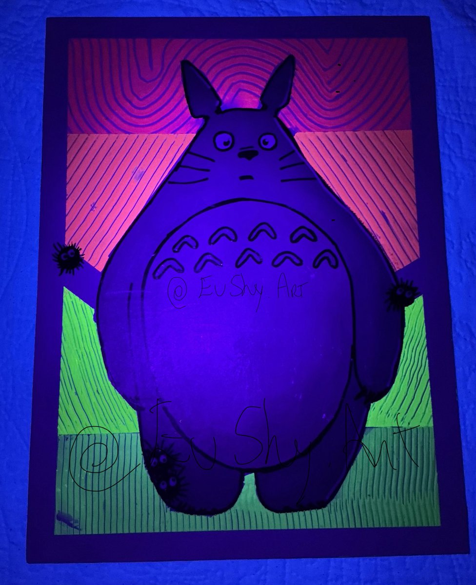 EuShyArt's tweet image. Testei umas texturas neon aqui… e sem querer criei um Totoro que só funciona direito no escuro 😂✨
Era pra ser só um experimento, virou presente pra minha filha (que é fã) 💜
Conclusão: agora quero fazer TUDO em luz negra
Se ela curtir = obra-prima ✔️
#totoro #neonart #artautor