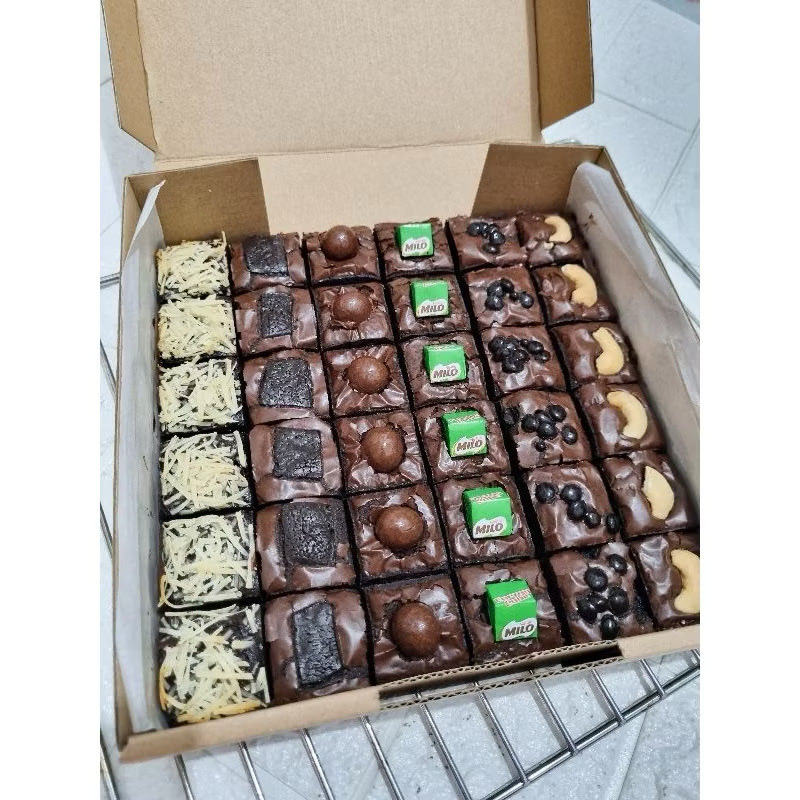 sukajajan010's tweet image. Brownies Fudgy Premium "36 POTONG" Toping Mix Random

s.shopee.co.id/10z6vY78Ct
#brownies #kue #cake