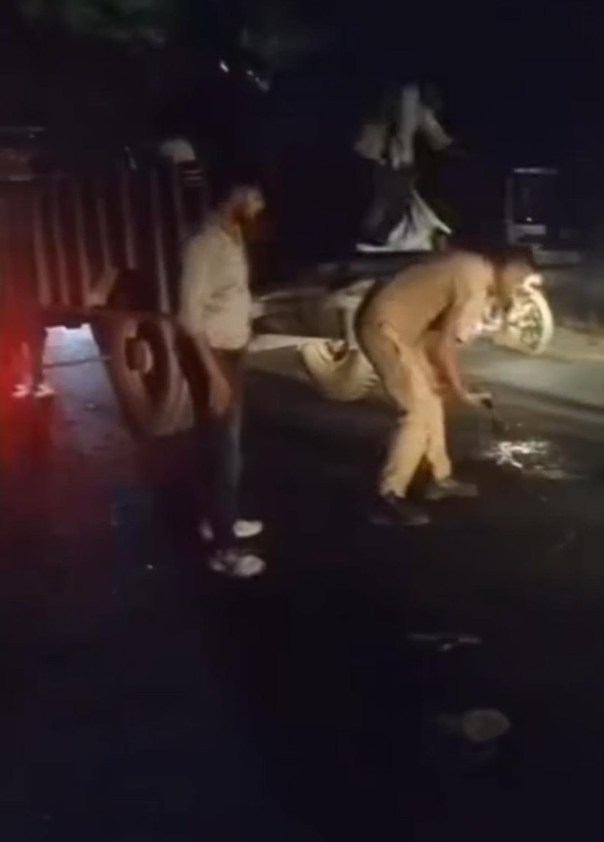 CDN24X7's tweet image. बदायूं ब्रेकिंग:तेज रफ्तार अज्ञात वाहन ने बाइक सवार दंपति को रौंदा।हादसे में पति पत्नी की हुई मौत।घटना की सूचना पर पहुंची पुलिस ने शव कब्जे में लेकर पोस्टमार्टम के लिए भेजा।पूरा मामला सिविल लाइंस थाना क्षेत्र के भगवतीपुर गांव के पास का।#Badaun #Update @budaunpolice @Uppolice