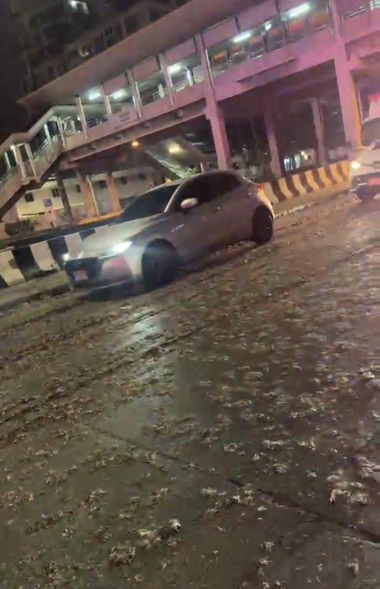 js100radio's tweet photo. 22:35 น. #ถนนพระราม3 จากแยกขึ้นลงวงแหวนอุตสาหกรรม >แยกสาธุประดิษฐ์ ที่หน้าวัดปริวาสราชสงคราม รถปิคอัพทำเศษซากปลาตกหล่น เป็นระยะทางยาว 500 ม. ขวาง 2 ช่องทางซ้าย ถนนลื่นมาก ผู้ใช้ทางโปรดระมัดระวัง #รถติด 

(Cr.กู้ภัยร่วมกตัญญู) https://t.co/3yF33v7dRO