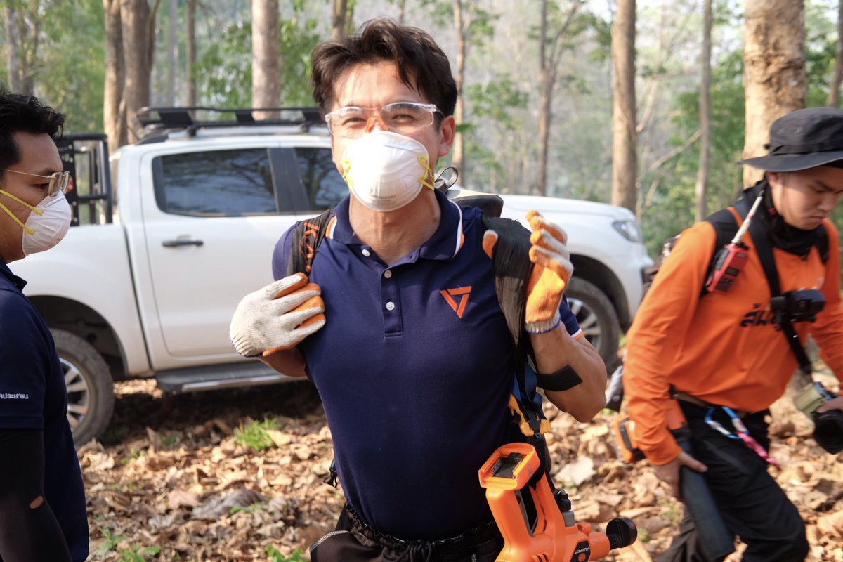 ‘ลมหวน-ป่าไผ่-ใบไม้หนาและหญ้าแห้ง’ 3 องค์ประกอบที่ทำให้การดับไฟป่าเป็นเรื่องยาก .. วันนี้ทีม #ส้มสู้ไฟ ไปดับไฟป่าที่หมู่ 5 บ้านห้วยแก้ว ต.ห้วยแก้ว อ.แม่ออน ครับ จุดที่เราไปนับว่าไปง่าย แค่จอดรถ เดินนิดเดียวก็เจอกองไฟเลย แต่ปัจจัยที่เพิ่มความยากในการดับ คือ ..

’ลม‘