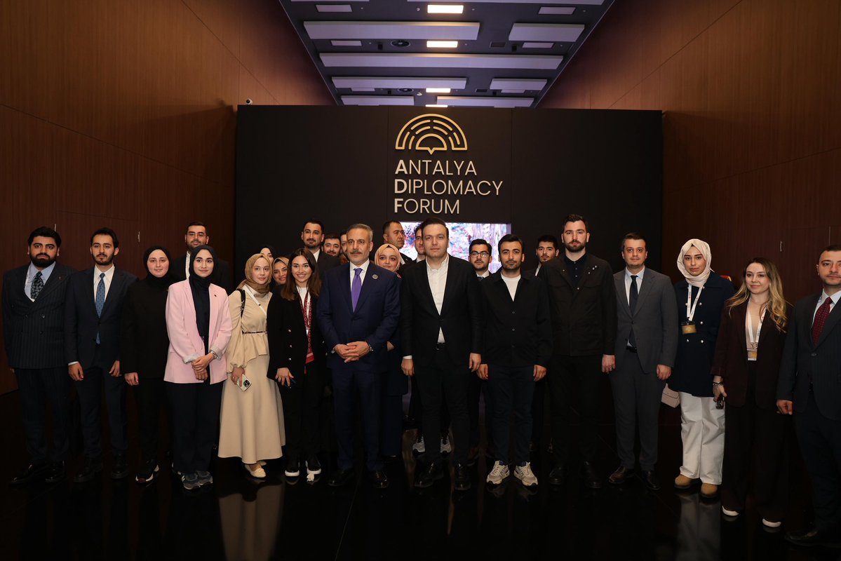 📍Antalya Diplomasi Forumu

Forumun son gününde Dışişleri Bakanımız Sayın <a href="/HakanFidan/">Hakan Fidan</a> Beyefendi’nin katılımlarıyla gerçekleşen ve gençlerimize özel olan oturuma katıldık.

Küresel liderimizin gençleri olarak, dünyadaki mazlum düzene muhalif ve barışın anahtarının taşıyıcısı