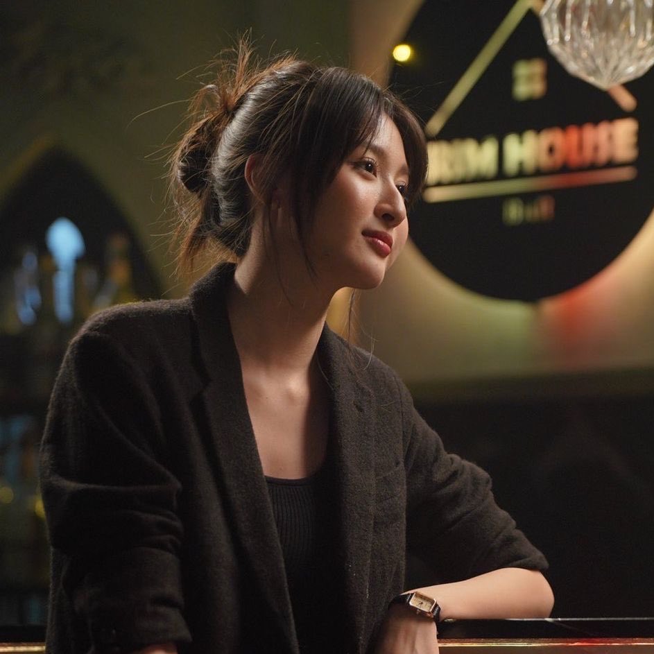 how can this straight passing woman pull more girls than an outward flirt

min count: 2
oat count: 1 (after 4 years)