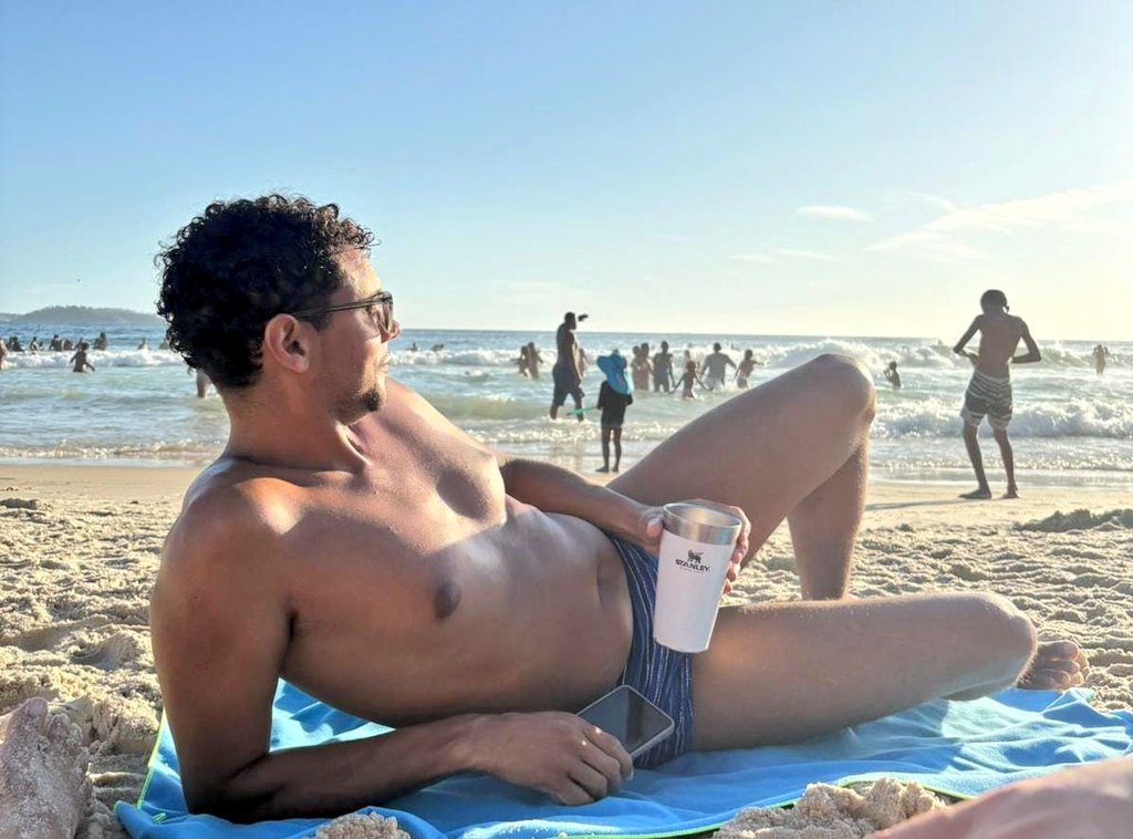 lipe_xande's tweet photo. Vamos viver esse domingo....
🫰🏻😋☺️
#praia #gay #momentos https://t.co/FLuNNTH71L