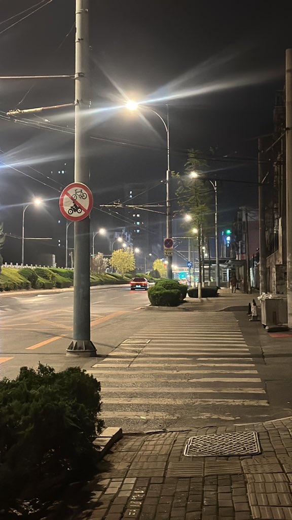 King_7355608's tweet photo. 怎么晚上一个男大都没有 https://t.co/DG1fpc6wQ3