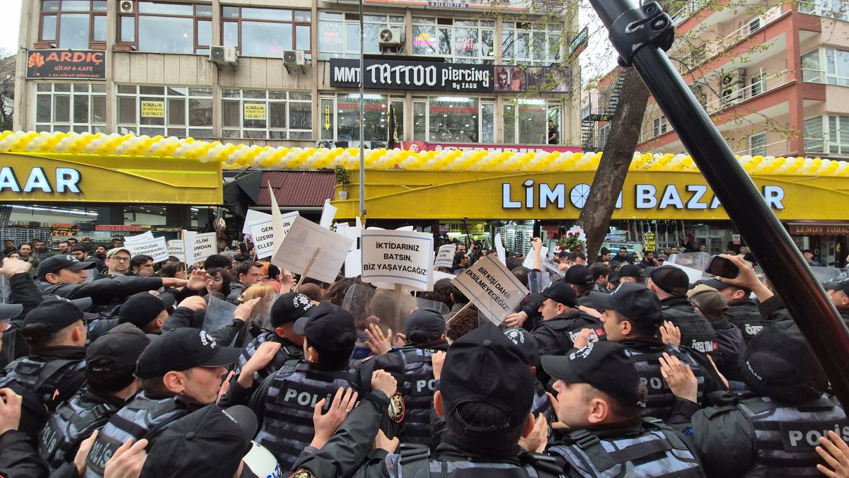İki taraf var.

Katledilen arkadaşına sahip çıkan, hesap soran, "bir kişi daha eksilmeyeceğiz" diyen onurlu gençler.

Ölüme sürükledikleri 19 yaşındaki kadının arkadaşlarına biber gazıyla saldıranlar.