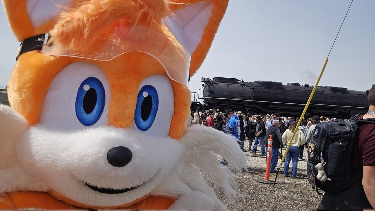 milestailsp92's tweet image. Got to see #BigBoy! Truly an amazing locomotive! And most everyone was nice and asked for pics with the furries and train (had one guy who tried to get a reaction from us while filming, but we could barely hear him over the train!)
#furries #TailsTheFox #fursuit #train #fox