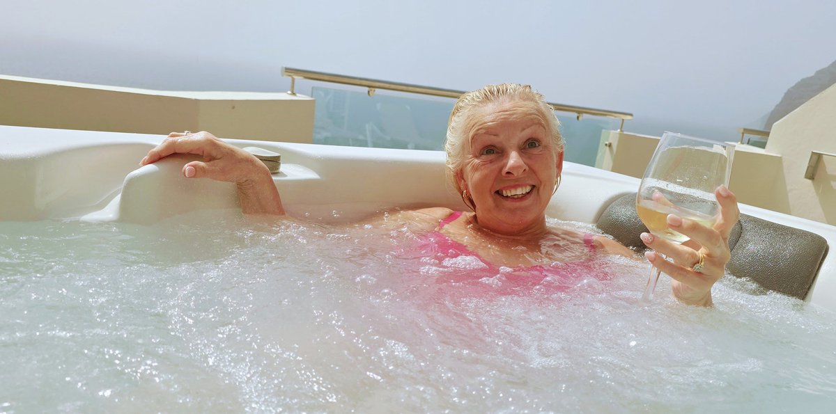 bigphil321's tweet image. Ridiculously hot today, stunning actually🔥☀️👍👌
So it's drinks in the tub on the balcony, before we go out in a bit ❤️☀️🍻🥂🍾 #livelife #LosGigantes #Tenerife