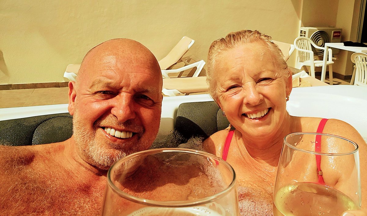 bigphil321's tweet image. Ridiculously hot today, stunning actually🔥☀️👍👌
So it's drinks in the tub on the balcony, before we go out in a bit ❤️☀️🍻🥂🍾 #livelife #LosGigantes #Tenerife