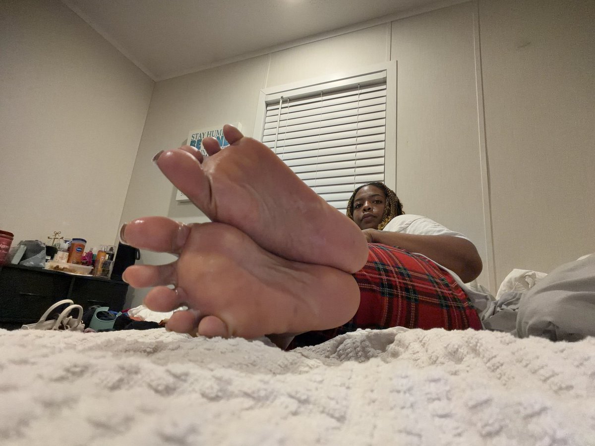 hazelspedi's tweet image. 😮‍💨😈 #fyp #viral #fj #hj #spit #wrinkles #scrunch #meatysoles #findom #paypig #thick #ebonywomen #ebonyfeet #feetlover #oil #content