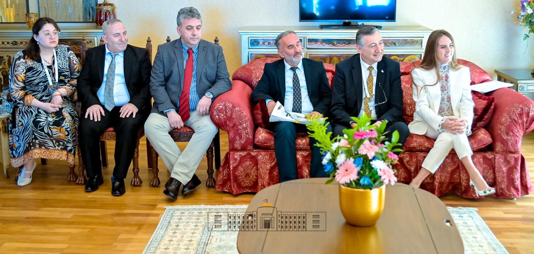 NtareHouse's tweet image. SE @GeneralNeva a rencontré en #Türkiye un groupe d'entrepreneurs turcs du Conseil d'Affaires #Turque-#Burundi de la Plate-Forme DEIK. Ils entendent investir dans les secteurs économiques stratégiques comme la raffinerie d'or, le transport multiforme, l'énergie et l'agriculture.