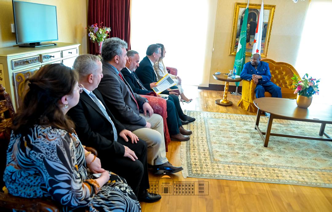 NtareHouse's tweet image. SE @GeneralNeva a rencontré en #Türkiye un groupe d'entrepreneurs turcs du Conseil d'Affaires #Turque-#Burundi de la Plate-Forme DEIK. Ils entendent investir dans les secteurs économiques stratégiques comme la raffinerie d'or, le transport multiforme, l'énergie et l'agriculture.