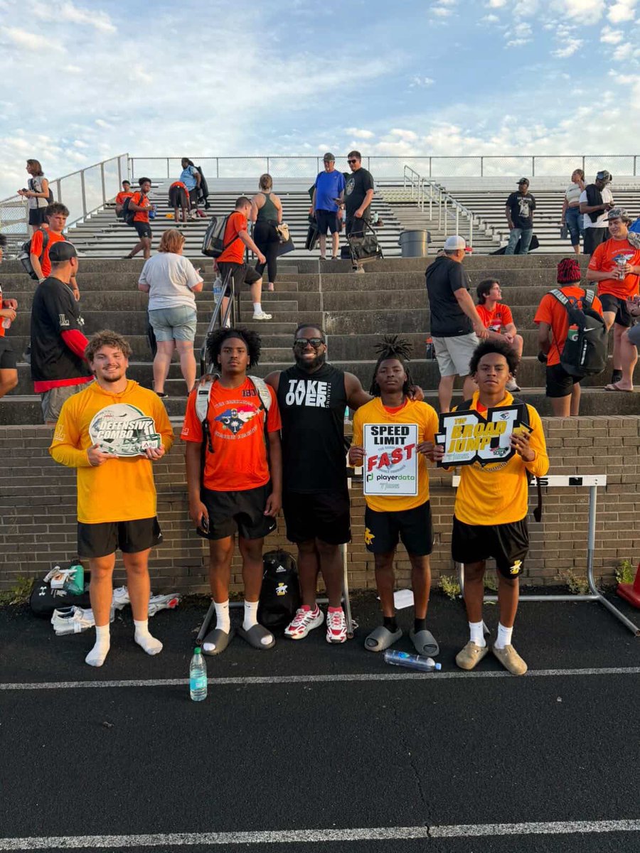 jero_t12's tweet photo. Had a great day competing @CoachesCombines yesterday. Thanks to all of the coaches who were helping.

40-4.60 laser (20.2 mph)
broad jump- 10’0
Vert-29.2
@donnie2Bking @Coach_Angle @Coach_CPettus @LincolntonFB https://t.co/BrKhTKNkxx