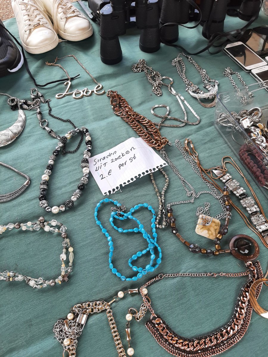 EllyDriebergen's tweet photo. Veel rommeltjes gezien vandaag #braderie #rommelmarkt. https://t.co/KiP0ZFOkx4