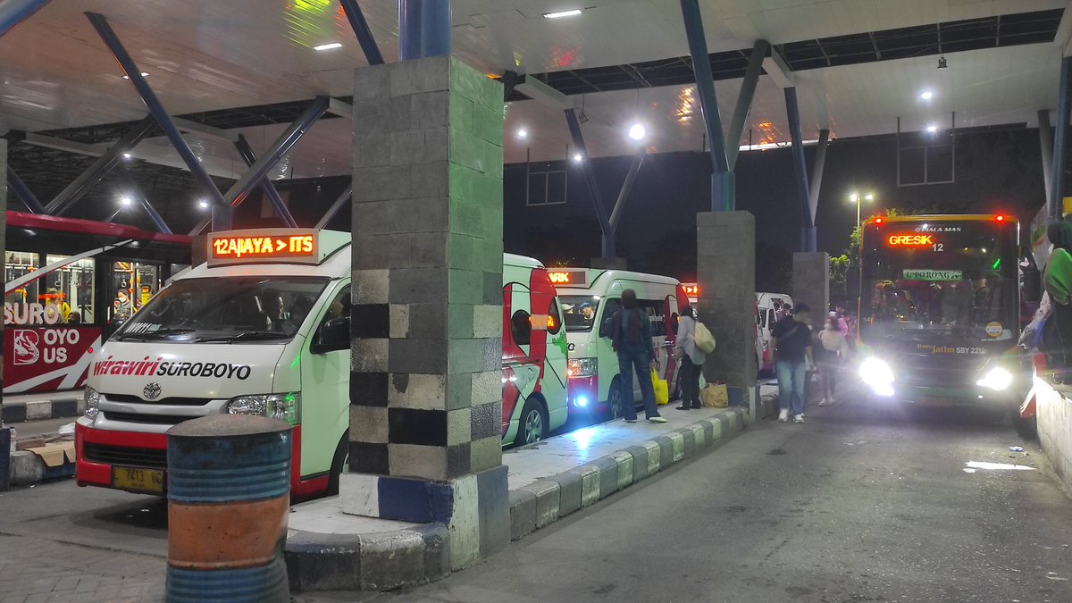 fadhlan_shidqi's tweet photo. Woy Eri, liatlah ini rush hour PJKA Minggu malam 19 April jam 18.30 udah 3 mobil penuh, kentuuuut. Masa mau naik aja nunggu sampai jadwal mobil 4 baru berangkat? Balikin ke bus sat @BanggaSurabaya @tfsurabaya @txttransportasi @stravenues https://t.co/jCQgA43CGS
