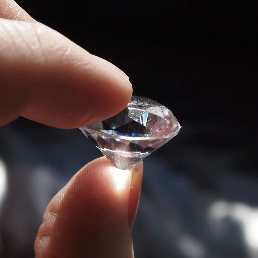 diamtrader's tweet image. 🔦 Do lasers use diamonds? 

Short answer: sometimes kind of.

While most lasers rely on crystals or gases to amplify light, diamonds can play a role in advanced optics. 

Thanks to their incredible thermal conductivity and optical clarity, diamonds are used in high power #laser