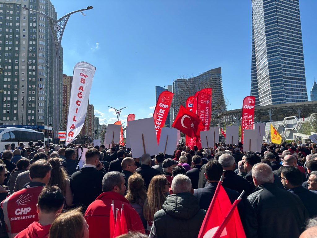 mulayimdemirtas's tweet photo. Bugün Ataşehir’deydik.
Ataşehir halkının iradesine ve ülkemizin geleceğine sahip çıkmak için omuz omuza yürüdük.

Halkın gücüne, dayanışmaya ve demokrasiye olan inancımızla geri adım atmıyoruz.
Birlikte yürüyoruz, birlikte kazanacağız. https://t.co/Quv6JJG8uy