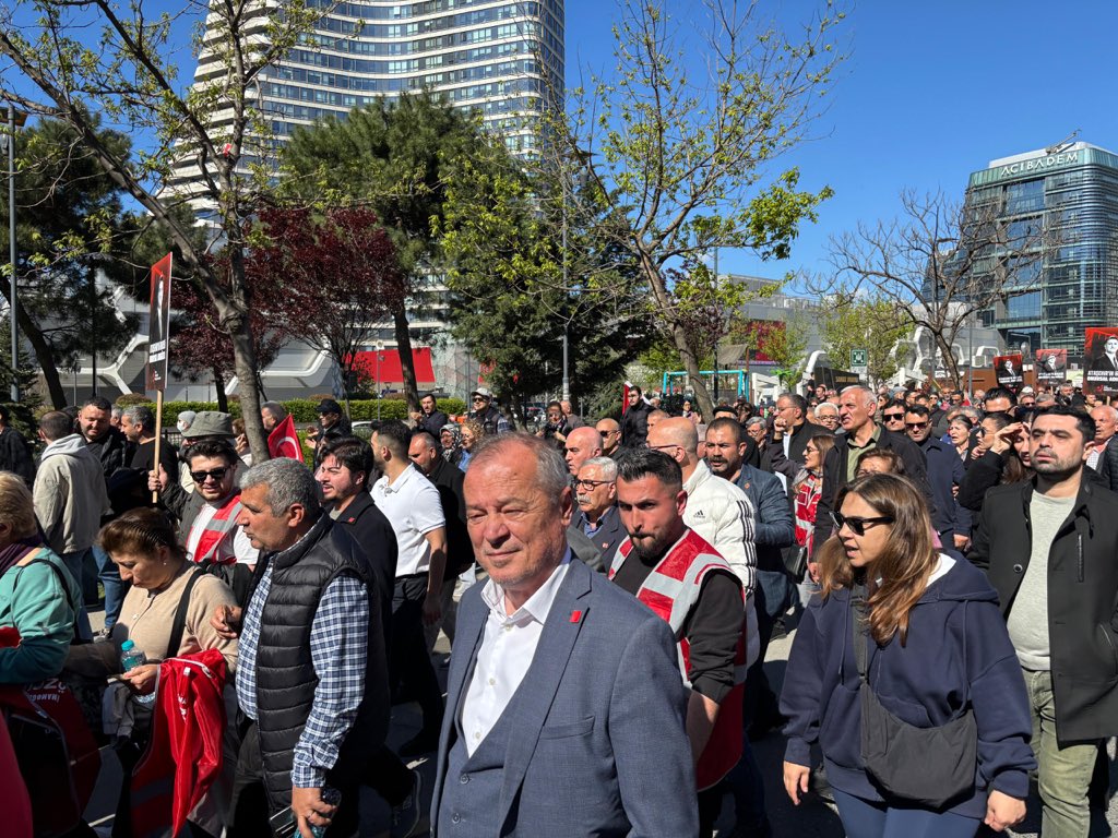 mulayimdemirtas's tweet photo. Bugün Ataşehir’deydik.
Ataşehir halkının iradesine ve ülkemizin geleceğine sahip çıkmak için omuz omuza yürüdük.

Halkın gücüne, dayanışmaya ve demokrasiye olan inancımızla geri adım atmıyoruz.
Birlikte yürüyoruz, birlikte kazanacağız. https://t.co/Quv6JJG8uy