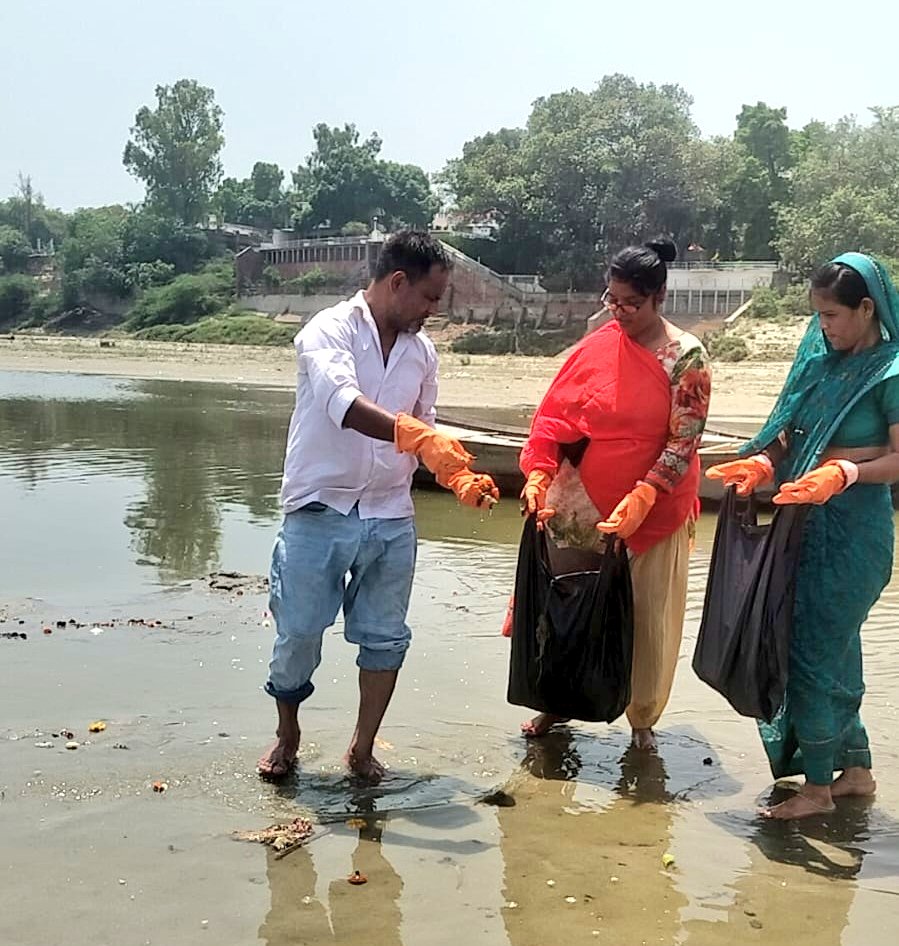 cleanganganmcg's tweet image. कानपुर के कोयला घाट पर स्वच्छता की मिसाल!

जनभागीदारी से सशक्त इस अभियान में ऑटो चालक समूह और महिलाओं की सक्रिय भागीदारी ने दिखाया कि बदलाव जमीनी स्तर से शुरू होता है। जिम्मेदारी, जागरूकता और नेतृत्व का सशक्त संगम।

#Kanpur #CleanGanga #JanBhagidari #WomenForChange #AutoDrivers