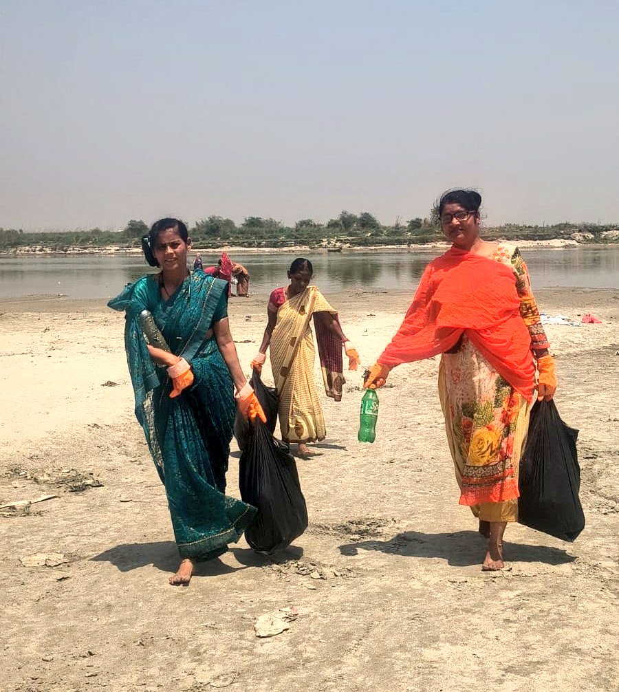 cleanganganmcg's tweet image. कानपुर के कोयला घाट पर स्वच्छता की मिसाल!

जनभागीदारी से सशक्त इस अभियान में ऑटो चालक समूह और महिलाओं की सक्रिय भागीदारी ने दिखाया कि बदलाव जमीनी स्तर से शुरू होता है। जिम्मेदारी, जागरूकता और नेतृत्व का सशक्त संगम।

#Kanpur #CleanGanga #JanBhagidari #WomenForChange #AutoDrivers