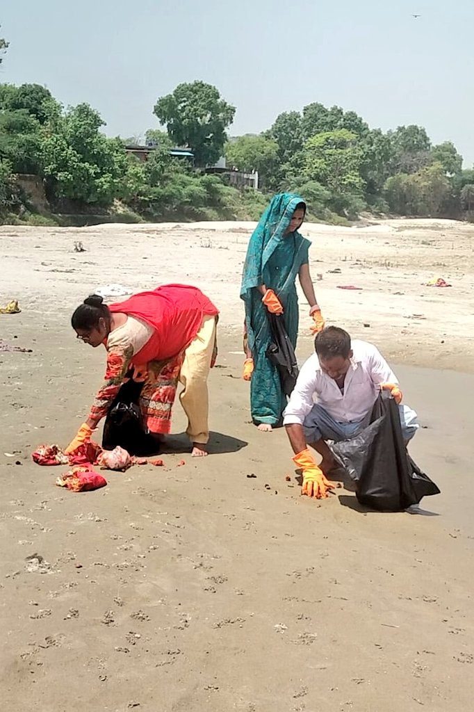 cleanganganmcg's tweet image. कानपुर के कोयला घाट पर स्वच्छता की मिसाल!

जनभागीदारी से सशक्त इस अभियान में ऑटो चालक समूह और महिलाओं की सक्रिय भागीदारी ने दिखाया कि बदलाव जमीनी स्तर से शुरू होता है। जिम्मेदारी, जागरूकता और नेतृत्व का सशक्त संगम।

#Kanpur #CleanGanga #JanBhagidari #WomenForChange #AutoDrivers