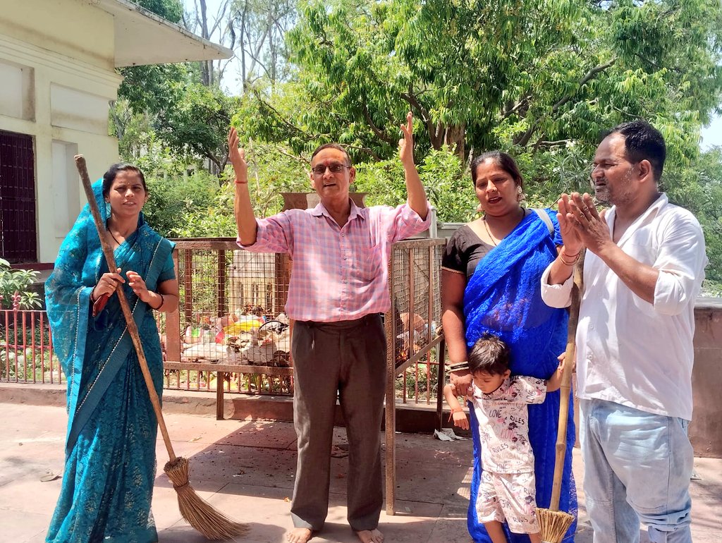 cleanganganmcg's tweet image. कानपुर के कोयला घाट पर स्वच्छता की मिसाल!

जनभागीदारी से सशक्त इस अभियान में ऑटो चालक समूह और महिलाओं की सक्रिय भागीदारी ने दिखाया कि बदलाव जमीनी स्तर से शुरू होता है। जिम्मेदारी, जागरूकता और नेतृत्व का सशक्त संगम।

#Kanpur #CleanGanga #JanBhagidari #WomenForChange #AutoDrivers