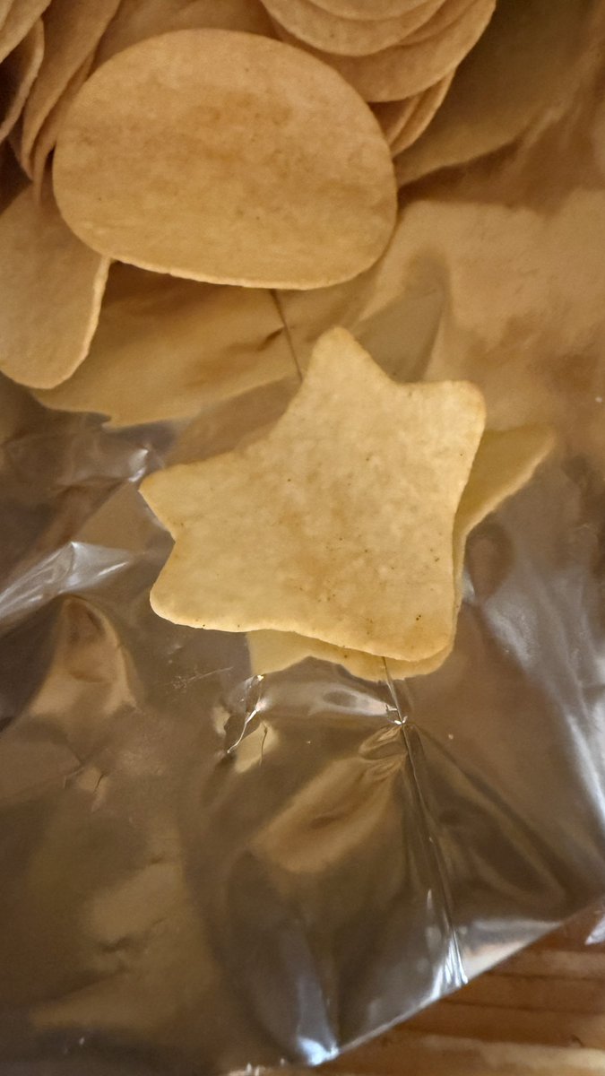 lyraskyofficial's tweet image. I got two of those potato chips that grant wishes when a star appears! Japanese snacks are the best!Something good will happen.

日本土産の中にあったおかし。星が出ると願いが叶うポテトチップス、2個も出たよ。日本のスナックは最高.カルビークリスプ.
良いことありそ🙆🏼
#yummy