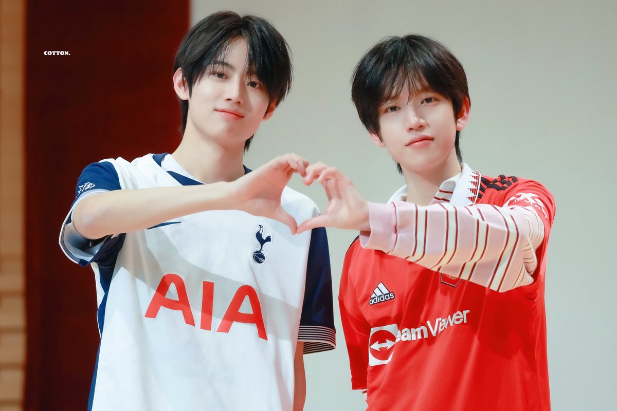 mingsoi05's tweet photo. 축구선수 x 축구선수 퍼먹고싶다 
후니는 포지션 뭘까 왠지 스트라이커 같은데 https://t.co/1NeJ1InfHH