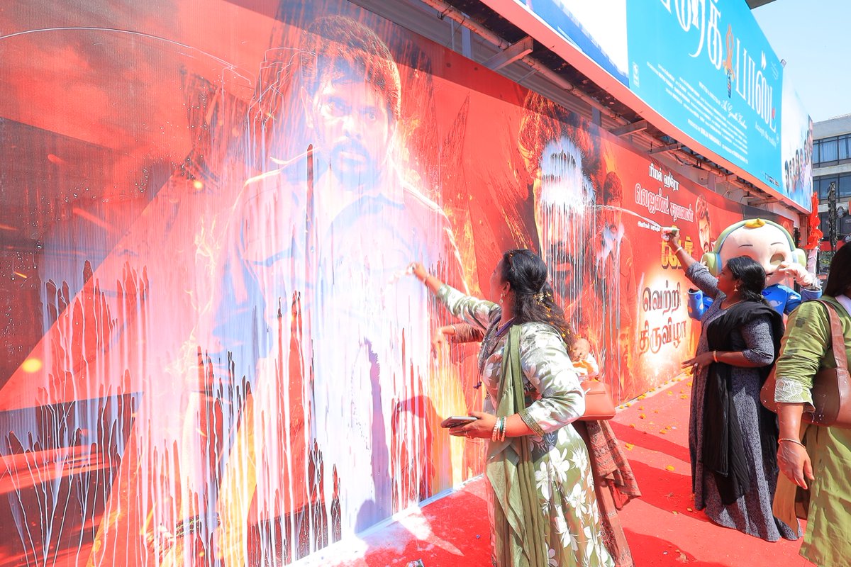 kalakkalcinema's tweet image. Fans festival continues – Week 3 and #Leader is unstoppable 🥳💥

@thelegendoffl #LegendSaravanan #லீடர் ❤️‍🔥

#LeaderRunningSuccessfully

Starring: @yoursthelegend 🔥
A @Dir_dsk directorial 🎬
A @GhibranVaibodha musical 🎵

🎟️ Book your tickets here: movies.starviva.in/movie/leader