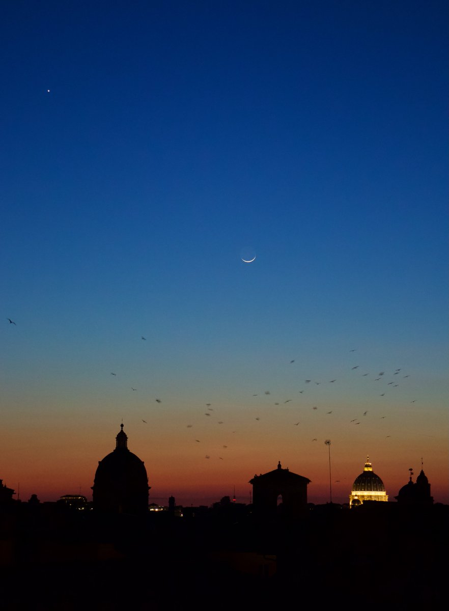 Esiste un momento sospeso tra dì e notte in cui il cielo riesce ancora a parlare con la città. È lì che cerco e spero di carpire qualche parola.
Luna e Venere su Roma, ieri.