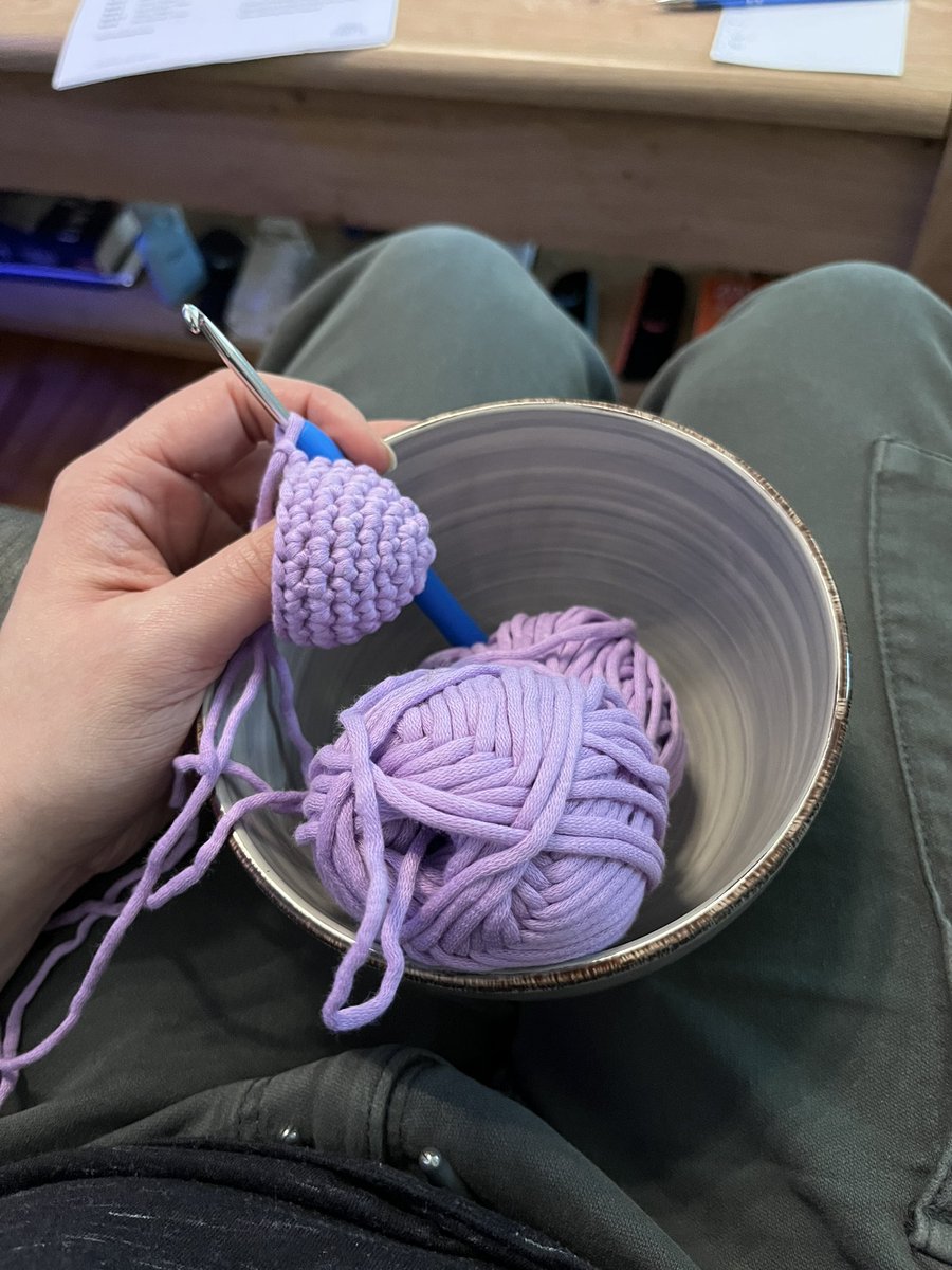 Heute wieder gehäkelt. 
Seele baumeln lassen und entspannen. 

Doch die Gedanken schweiften immer wieder ab in… andere Richtungen. 
Eine morgendliche Begrüßung hat die Gedanken dann doch sehr in Anspruch genommen. 

Fortschritt war geringer als gehofft, aber weiter als gedacht.