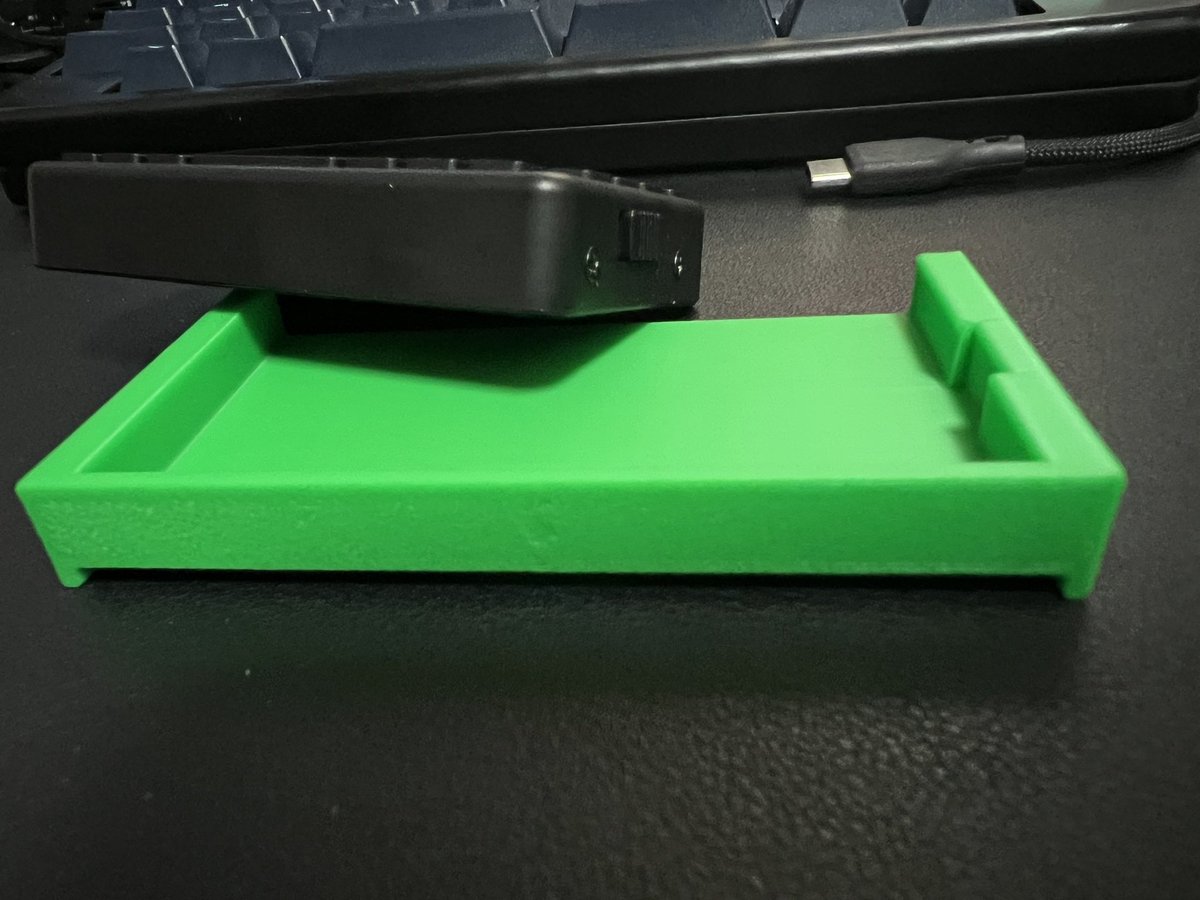 kazy_developer's tweet photo. また性懲りも無くミス。
キーボード本体はまずまずのフィットだけど、サイズ調整したらそれに釣られて拘束の制約でiPhoneフック側が伸ばされてしまった。
Fusionのこの辺はXcodeのオートレイアウトの制約みたいで奥深く面白い☺️
#iPhoneKeebHolder #AutodeskFusion https://t.co/NsOIkWI1kN