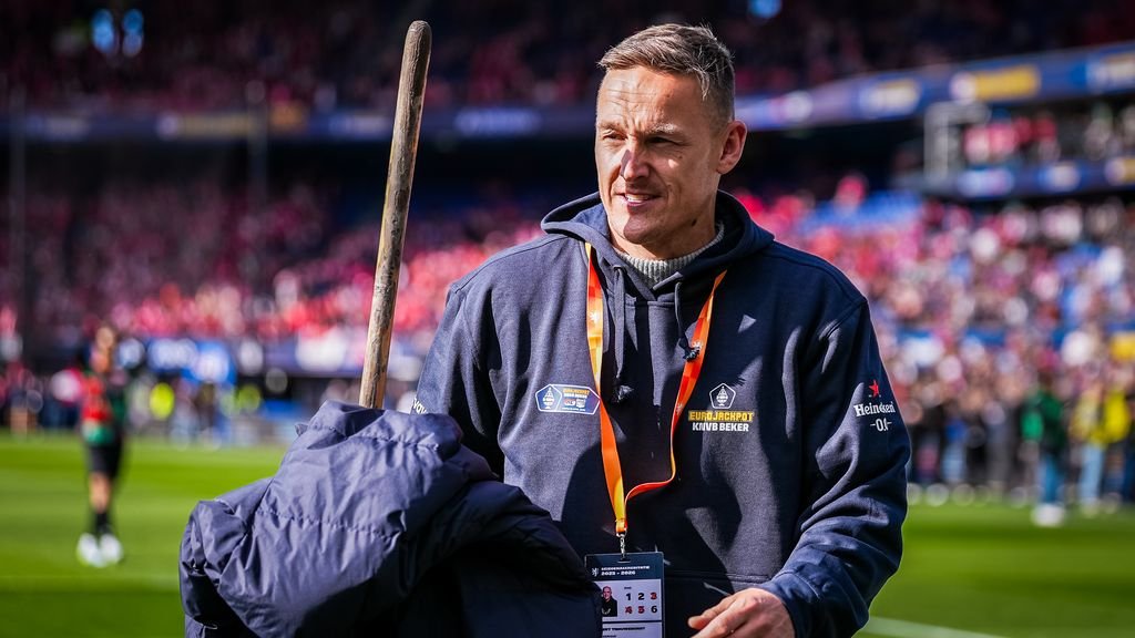 oranjefussball's tweet photo. Neben dem Erfolg von De Treffers gibtโs in De Kuip das nรคchste Highlight: Jens #Toornstra als Greenkeeper! Der #SpartaRotterdam-Profi muss im Rahmen seines Junggesellenabschieds den Rasen pflegen.
#KNVBbeker #AZNEC https://t.co/blXA9AiqMX