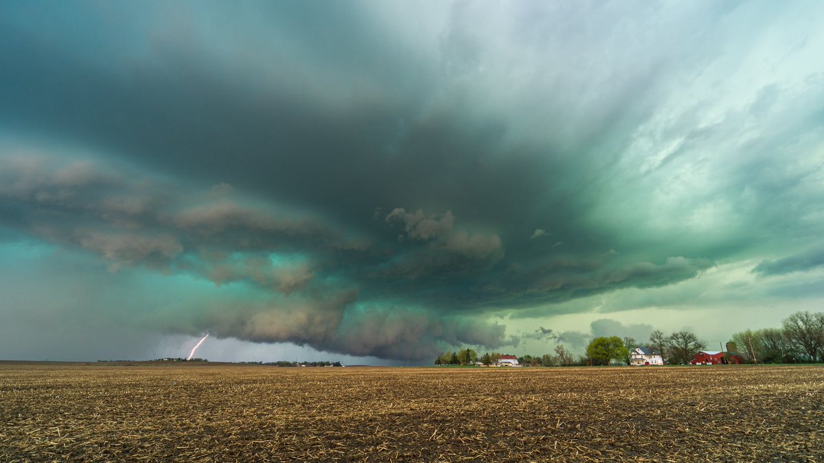 ogarrah5's tweet photo. Some photos and video from a legendary day chasing in the Midwest on Friday. It was an honor to help @konstestr bag his first two tornadoes along with the rest of our group including @mcdougal_wx and my lovely fiancé Claire! (video courtesy of her ❤️) #iawx #ilwx #wiwx https://t.co/UjsSoWirqE