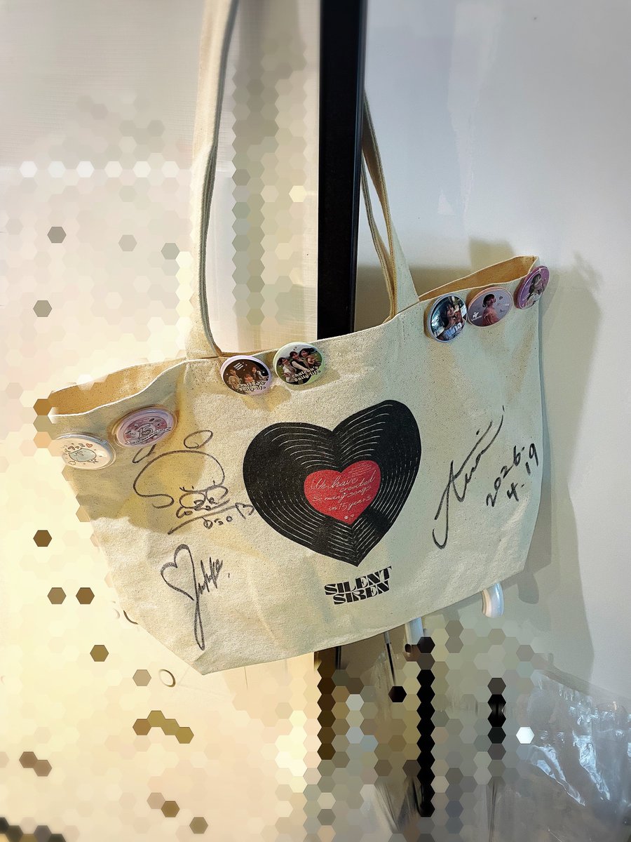 sifamry4's tweet image. ラストリリイベ

今回は最前列のセンターよりの席でリリイベ見れた！
折角、メンバー3人揃ってるので今年から使ってるサイ活用のバックにサインもらった。

リリイベが終わる寂しさと全コツ楽しみ
な2つの感情。
@kurosakayukako 
@sumiredooon 
@aina0703 
#SILENTSIREN
#サイサイ
#TRIANGLE
#全コツ