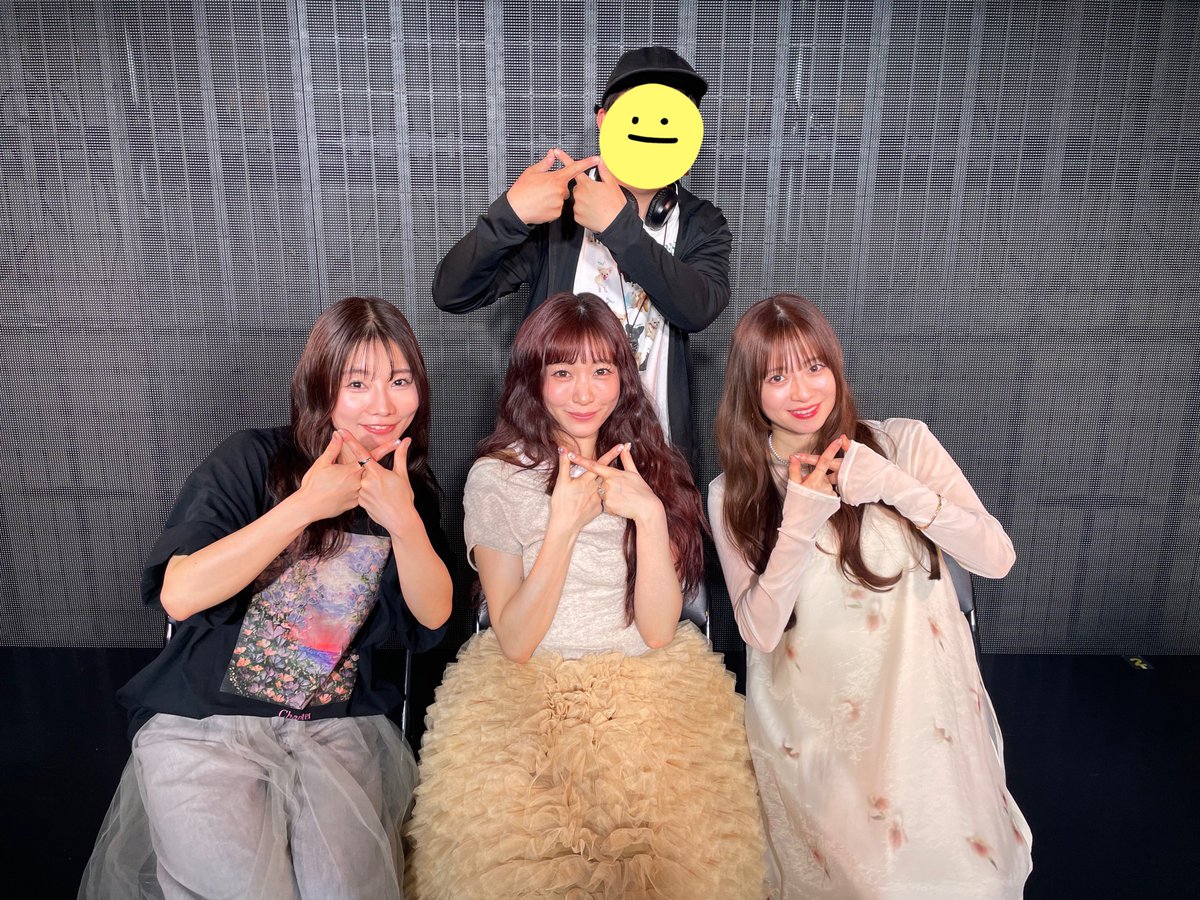 sifamry4's tweet image. ラストリリイベ

今回は最前列のセンターよりの席でリリイベ見れた！
折角、メンバー3人揃ってるので今年から使ってるサイ活用のバックにサインもらった。

リリイベが終わる寂しさと全コツ楽しみ
な2つの感情。
@kurosakayukako 
@sumiredooon 
@aina0703 
#SILENTSIREN
#サイサイ
#TRIANGLE
#全コツ