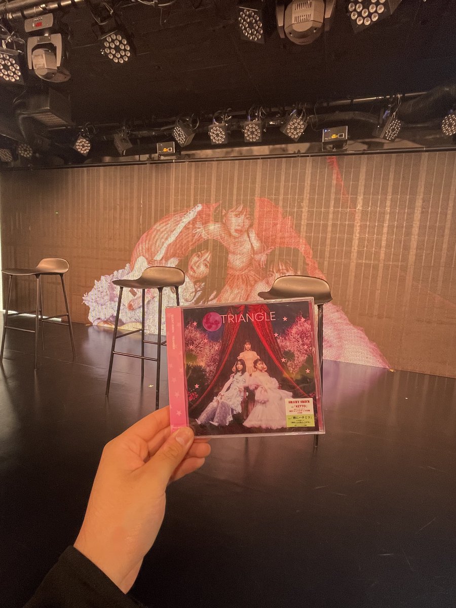 sifamry4's tweet image. ラストリリイベ

今回は最前列のセンターよりの席でリリイベ見れた！
折角、メンバー3人揃ってるので今年から使ってるサイ活用のバックにサインもらった。

リリイベが終わる寂しさと全コツ楽しみ
な2つの感情。
@kurosakayukako 
@sumiredooon 
@aina0703 
#SILENTSIREN
#サイサイ
#TRIANGLE
#全コツ