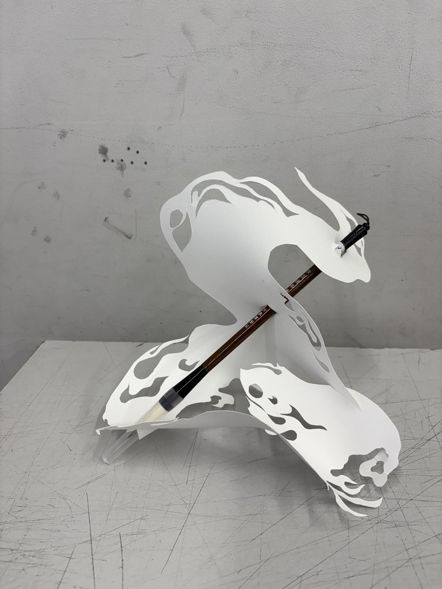 ShingiYou00's tweet image. 桑沢二年目パッケージ3時間課題です。

中国の筆を選び、墨が踊り出るような感じをインスピレーションとしてデザインしました。
#パッケージ #packagedesign #asia